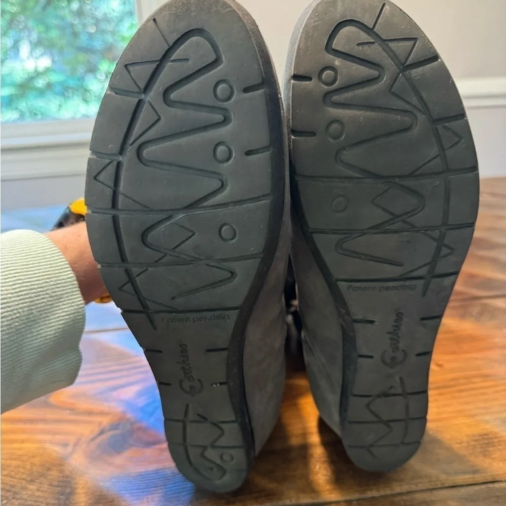 Earthies gray suede booties with faux fur & zippers.  Size 8